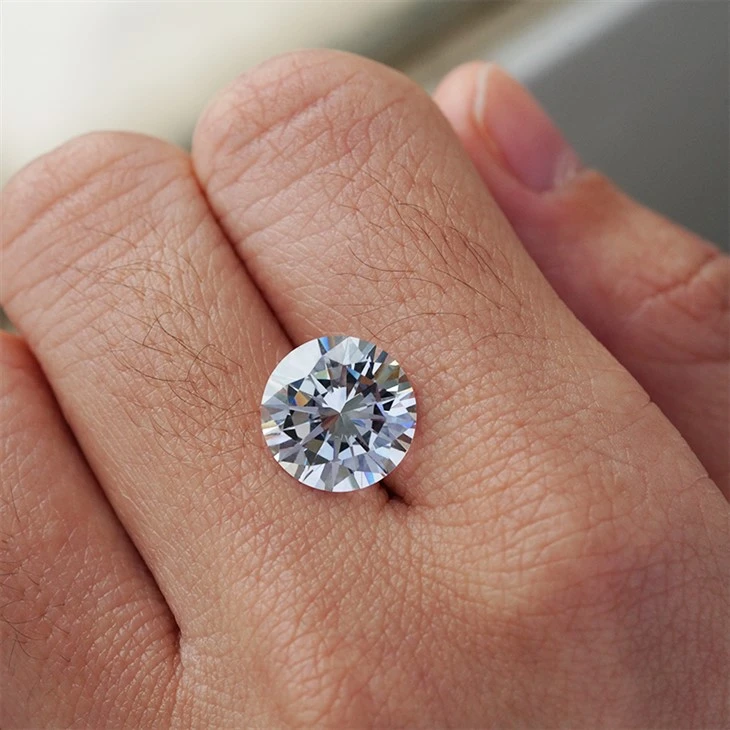 Calonnau a saethau moissanite
